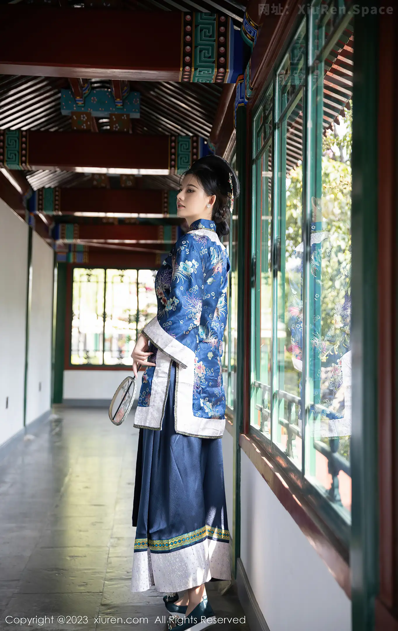 图片[3]-[XiuRen秀人网] 2023.03.10 VOL.6398 就是阿朱啊 蓝色旗袍加灰色肚兜性感私房写真集-秀人网官方网站